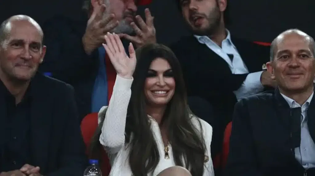 Η Κίμπερλι Γκιλφόιλ στο ΣΕΦ με τους αδελφούς Αγγελόπουλους – Χαμός με τα πόδια της