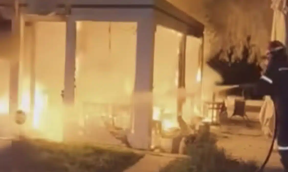 Λακωνία: Έκρηξη και φωτιά σε καφετέρια γεμάτη κόσμο στη Νεάπολη – Δεν υπήρξαν τραυματίες