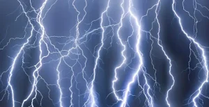 Στο «μάτι» της κακοκαιρίας η Αττική όλο το βράδυ – Οι 5 περιοχές που «πνίγονται» στο νερό με πάνω από 100 χιλιοστά βροχής