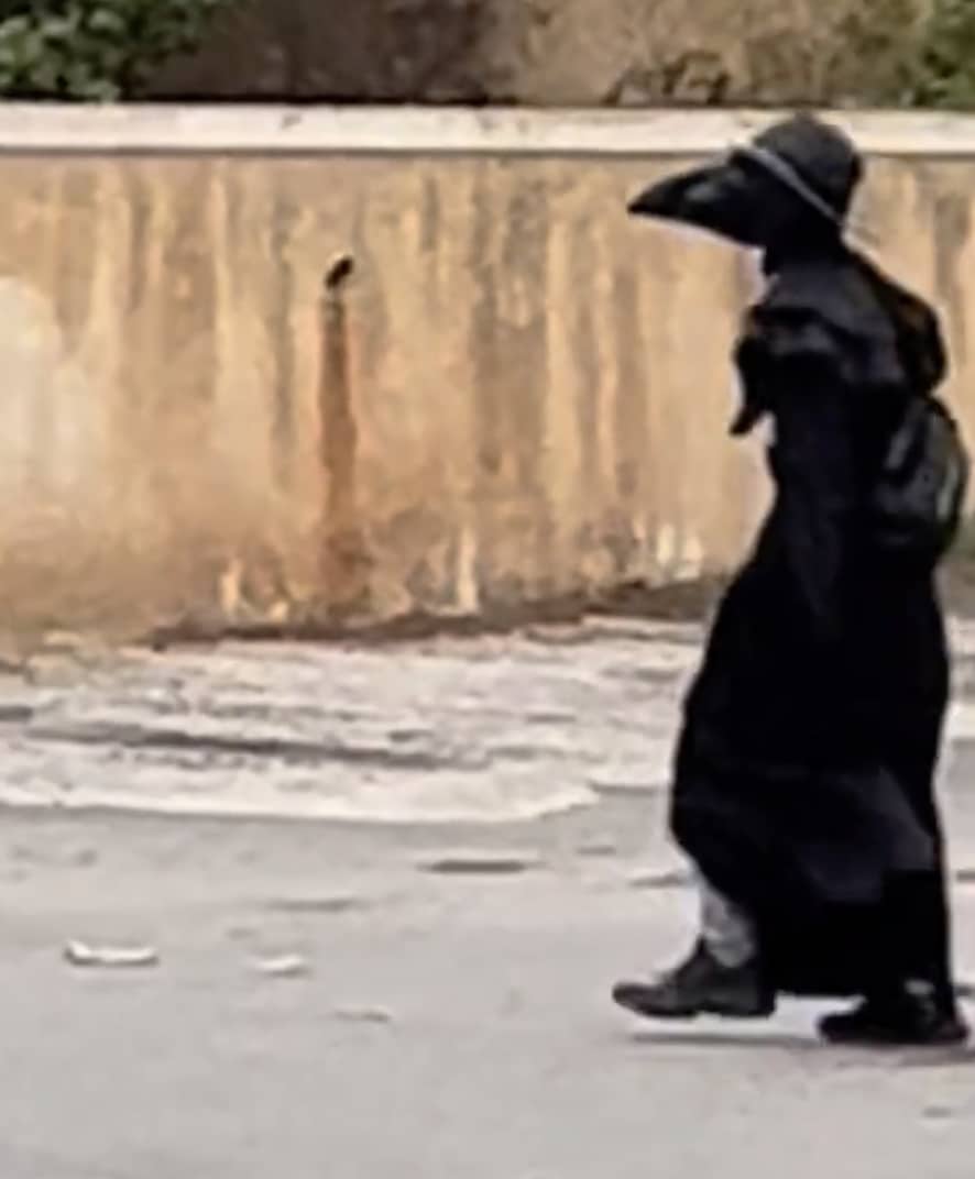 Μυστήριο στο Πόρτο Ράφτη: Παράξενος τύπος κυκλοφορεί με μαύρη στολή και… ράμφος