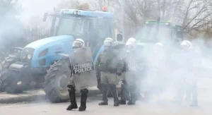 Θεσσαλονίκη: Κοινή δικογραφία για αγρότη που κινήθηκε με τρακτέρ κατά των ΜΑΤ και για τον τραυματισμό αστυνομικού με πέτρα