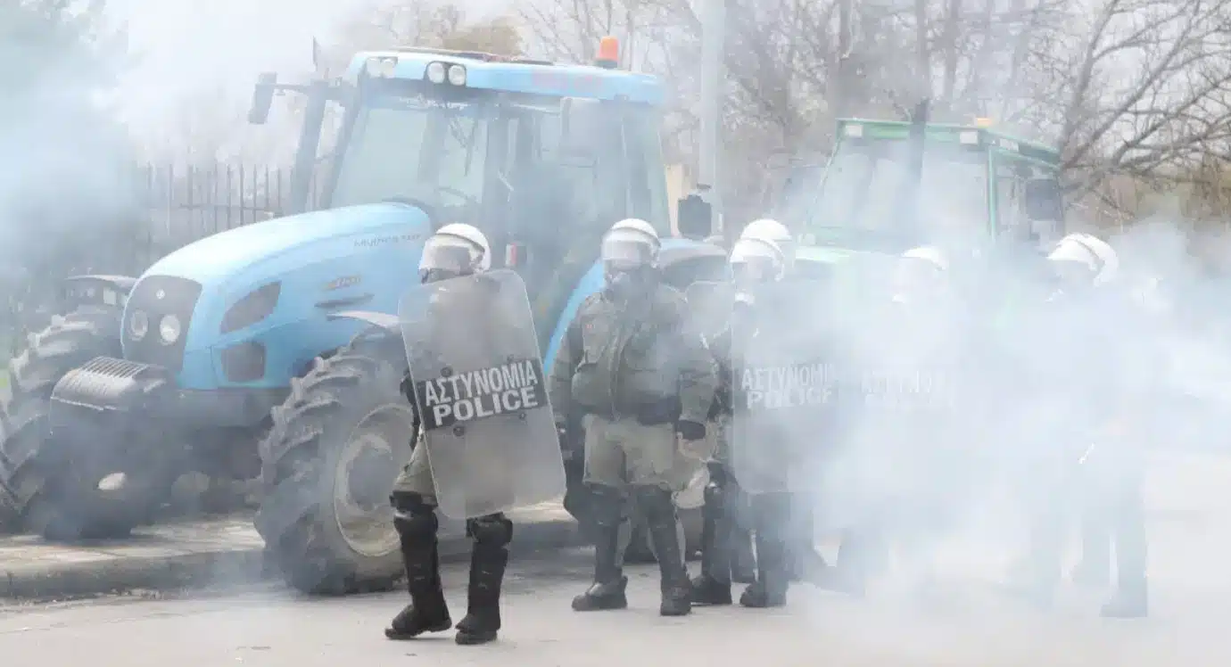 Θεσσαλονίκη: Κοινή δικογραφία για αγρότη που κινήθηκε με τρακτέρ κατά των ΜΑΤ και για τον τραυματισμό αστυνομικού με πέτρα