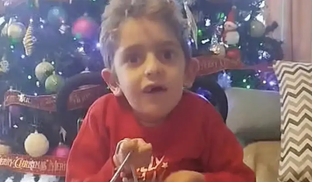 O Παναγιώτη Ραφαήλ μας τραγούδησε τα κάλαντα και στέλνει μια μεγάλη αγκαλιά