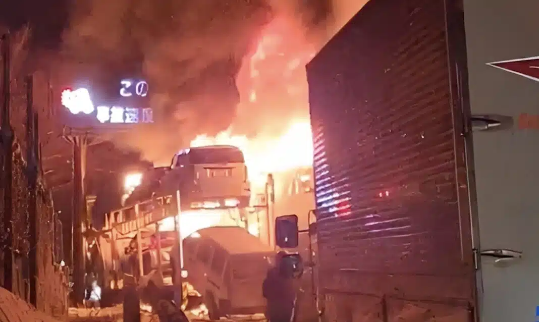 Κόλαση φωτιάς σε καραμπόλα 50 αυτοκινήτων και φορτηγών στην Ιαπωνία