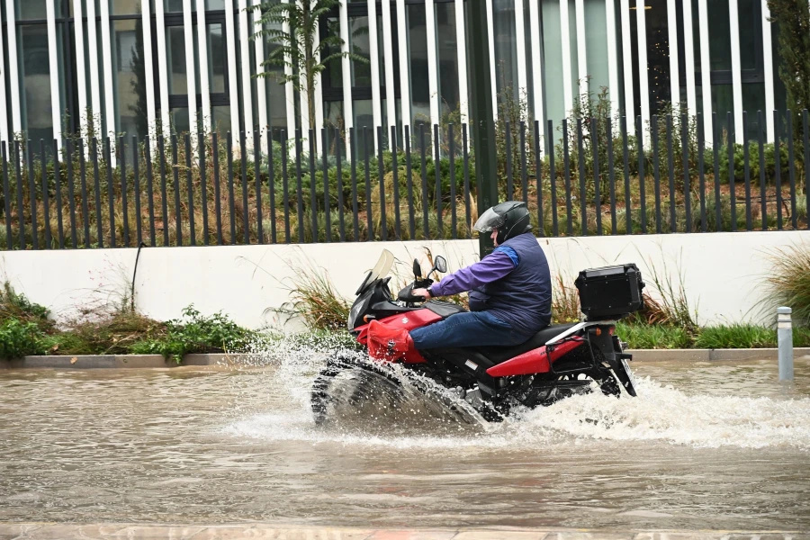 Ταύρος: Εικόνες καταστροφής από την καταρρακτώδη βροχή – Αυτοκίνητα επέπλεαν στο νερό