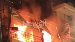 Συναγερμός ΤΩΡΑ στην Πυροσβεστική: Μεγάλη φωτιά σε πολυκατοικία με εγκλωβισμένους ενοίκους