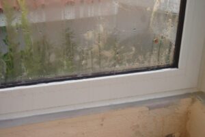 Το άγνωστο κουμπί στο παράθυρο σας για να το ρυθμίσετε σε «χειμερινή λειτουργία» και να ζεστάνετε το σπίτι σας χωρίς κόστος