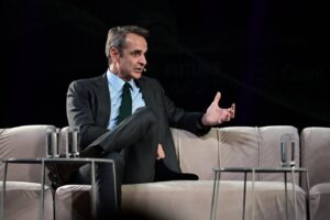 ΤΟΥΣ ΥΠΟΣΧΕΘΗΚΕ ΔΥΟ ΠΡΑΓΜΑΤΑ: ΤΑ ΜΕΤΡΑ ΤΟΥ ΜΗΤΣΟΤΑΚΗ ΓΙΑ ΝΑ ΑΝΟΙΞΟΥΝ ΤΟΝ ΔΡΟΜΟ ΟΙ ΑΓΡΟΤΕΣ