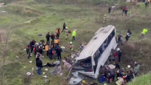 Τραγωδία: Λεωφορείο έπεσε σε χαράδρα – Δύο νεκροί και 9 τραυματίες