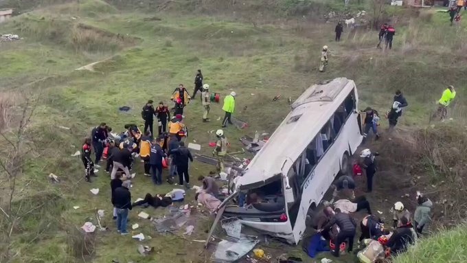 Τραγωδία: Λεωφορείο έπεσε σε χαράδρα – Δύο νεκροί και 9 τραυματίες