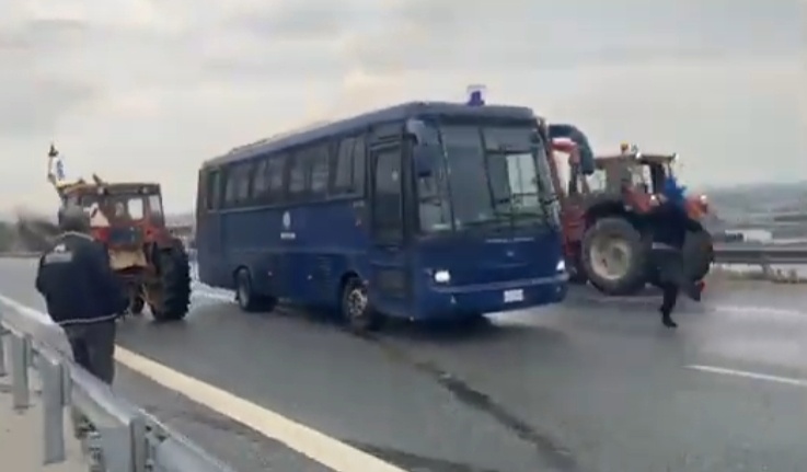 Βίντεο από αστυνομική κλούβα που σπιντάρει για να σπάσει τον κλοιό των αγροτών