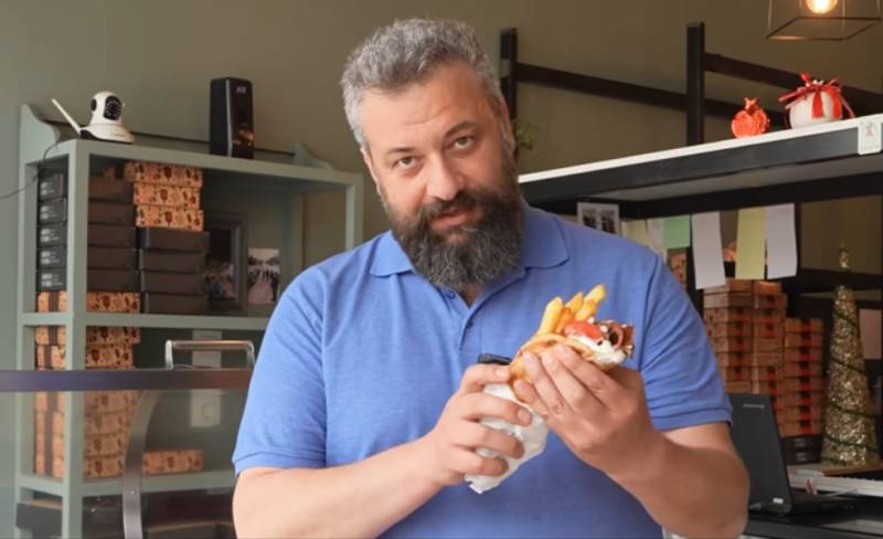 15 ευρώ το ένα: Απολογία του Floutsou για τις τρελές τιμές που έχουν τα σάντουιτς που πουλάει στο νέο του μαγαζί