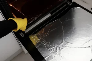 Πώς να καθαρίσετε τον φούρνο με αλουμινόχαρτο και να γίνει σαν την ημέρα που τον αγοpάσετε