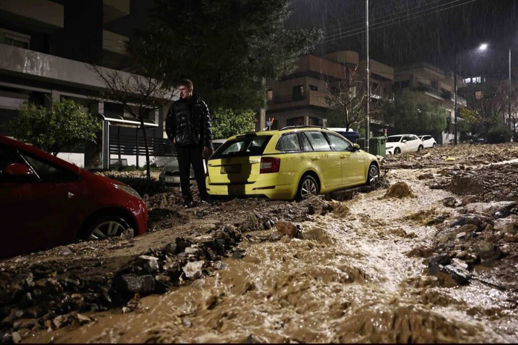 Αβοήθητος και μόνος του ο κόσμος προσπαθεί να ανοίξει ένα μικρό ποταμάκι για να μπορέσει να φύγει το νερό