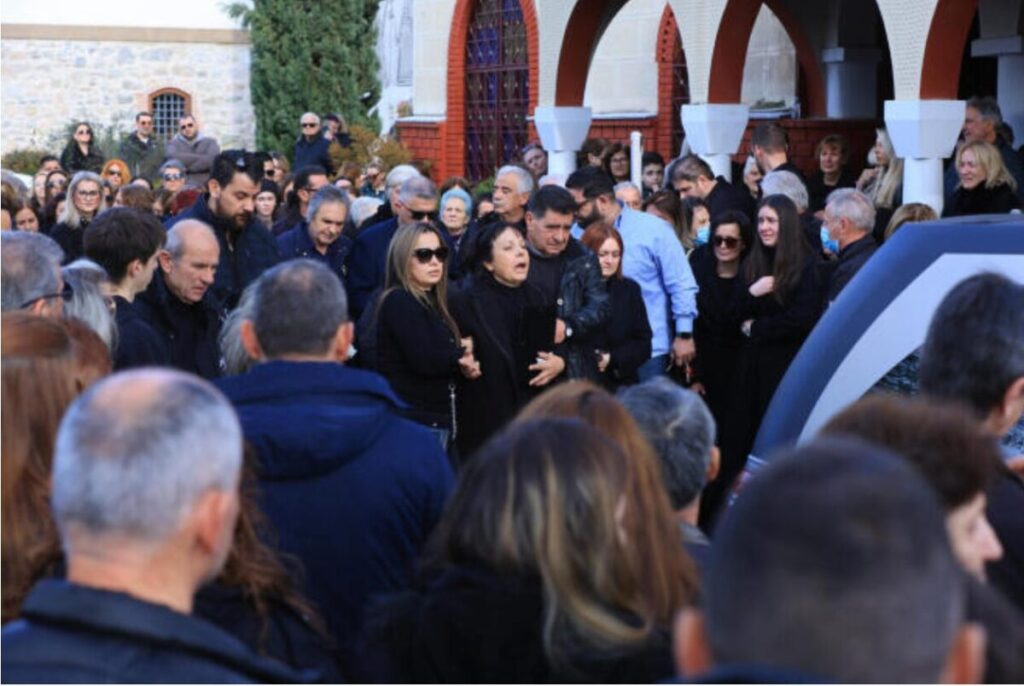 Τραγωδία Βιολάντα: Ανείπωτος θρήνος στην κηδεία της Έλενας – Τραγικές φιγούρες η μητέρα της και το παιδί της