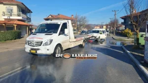 ΤΩΡΑ: Μετωπική σύγκρουση βαν με λεωφορείο που μετέφερε μαθητές στο σχολείο