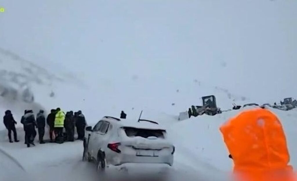 Πρωτοχρονιάτικη τραγωδία: Τουλάχιστον 3 νεκροί από χιονοστιβάδες – Τρέχουν να προλάβουν τα χειρότερα οι διασώστες