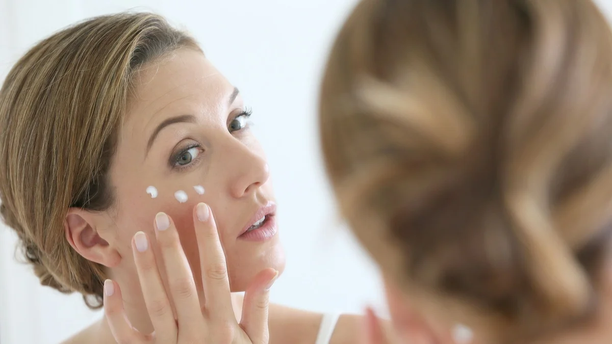 Συναγερμός από τον ΕΟΦ: Ανακαλείται γνωστή γυναικεία κρέμα προσώπου και λαιμού από την ελληνική αγορά