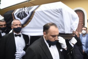 Υποδοχή των επτά σορών στο αεροδρόμιο από τους συνδέσμους του ΠΑΟΚ!