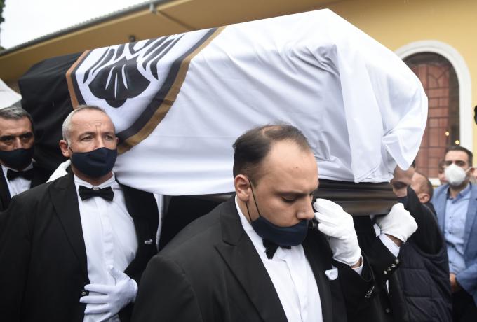 Υποδοχή των επτά σορών στο αεροδρόμιο από τους συνδέσμους του ΠΑΟΚ!