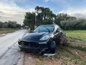 Βάρη: Τεράστιες καταστροφές από την κακοκαιρία – Στη λάσπη σπίτια και αυτοκίνητα, δρόμος «κατάπιε» όχημα της Πολιτικής Προστασίας