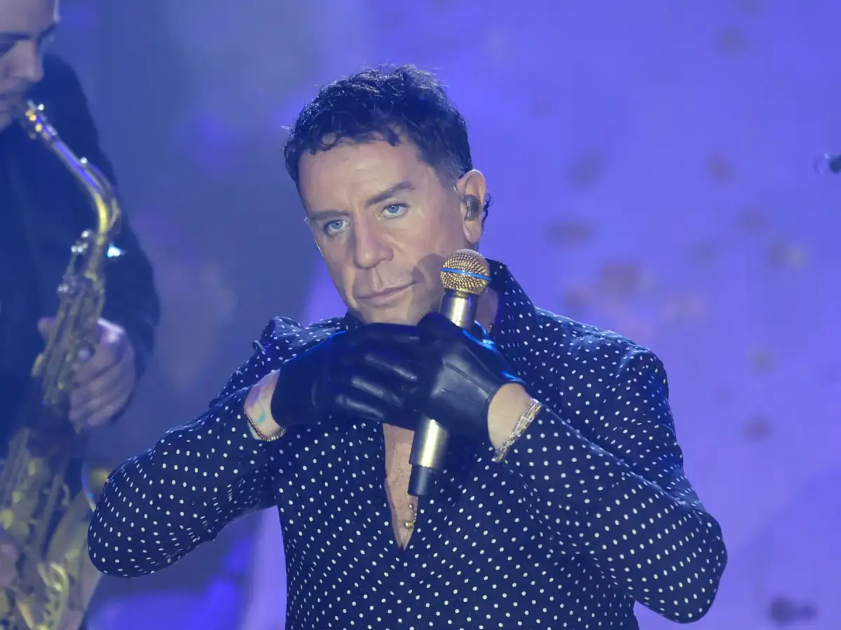 «Κάγκελο» ο κόσμος που περίμενε έξω από την Ακτή Πειραιώς για να δει τον Μαζωνάκη, ξαφνικά τον είδαν μπροστά του και τους κέρασε 1 πράγμα…