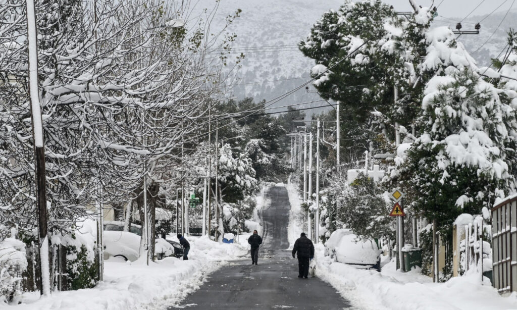 Καιρός: Νέα επιδείνωση το επόμενο 24ωρο με κατακόρυφη πτώση του υδραργύρου – Πού θα χιονίσει