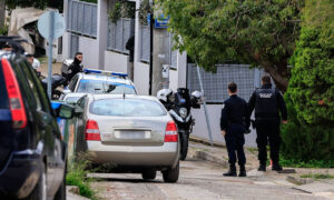 Οικογενειακή τραγωδία στη Γλυφάδα: Ανατριχιάζουν τα τελευταία λόγια του πατέρα – «Παιδί μου, μην με σκοτώνεις άλλο, πέθανα»