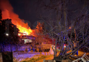 ΕΚΤΑΚΤΟ – Μεγαλη φωτια τωρα σε σπιτια – σε πανικο ο κοσμος