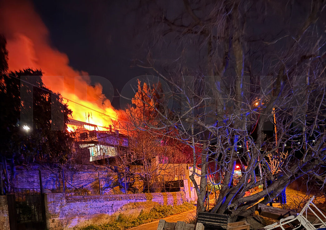 ΕΚΤΑΚΤΟ - Μεγαλη φωτια τωρα σε σπιτια - σε πανικο ο κοσμος