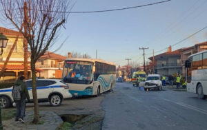 Μετωπική βαν με λεωφορείο που μετέφερε μαθητές στο Παλαιοχώρι (PHOTO)