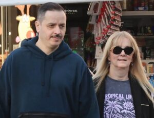 Αλέξανδρος Τσουβέλας: Σπάνια έξοδος με τη διάσημη σύντροφό του στη Γλυφάδα