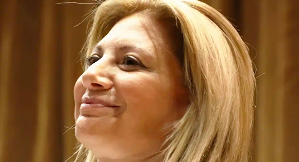 Στο πλευρό της Μαρίας Καρυστιανού ο πιο πλούσιος Έλληνας βουλευτής