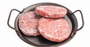 ΠΡΟΣΟΧΗ: Ανακαλούνται μπιφτέκια πασίγνωστης εταιρίας με επικίνδυνο βακτήριο – Κίνδυνος για νεφρική ανεπάρκεια