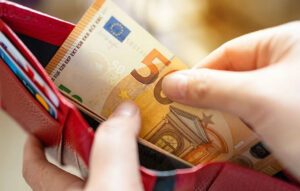 ΜΠΑΙΝΟΥΝ ΣΗΜΕΡΑ ΤΑ ΛΕΦΤΑ: ΠΟΙΟΙ ΠΛΗΡΩΝΟΝΤΑΙ