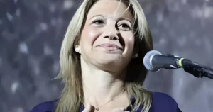 Η Καρυστιανού προελαύνει και οι πολιτικοί παρελαύνουν δίπλα της – Ποιος πρώην πρωθυπουργός τάσσεται στο πλευρό της