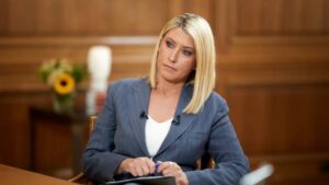 ΚΩΣΤΑΣ ΜΠΑΚΟΓΙΑΝΝΗΣ: ΠΟΥ ΒΡΙΣΚΕΤΑΙ ΟΣΟ ΝΟΣΗΛΕΥΕΤΑΙ Η ΣΙΑ ΚΟΣΙΩΝΗ ΣΤΟ ΝΟΣΟΚΟΜΕΙΟ