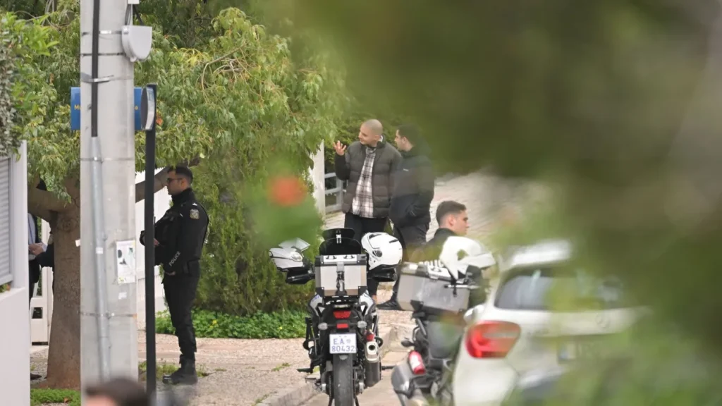 ΠΑΤΡΟΚΤΟΝΙΑ ΣΤΗ ΓΛΥΦΑΔΑ: ΤΙ ΤΟΥ ΕΙΧΕ ΚΑΝΕΙ Ο ΠΑΤΕΡΑΣ