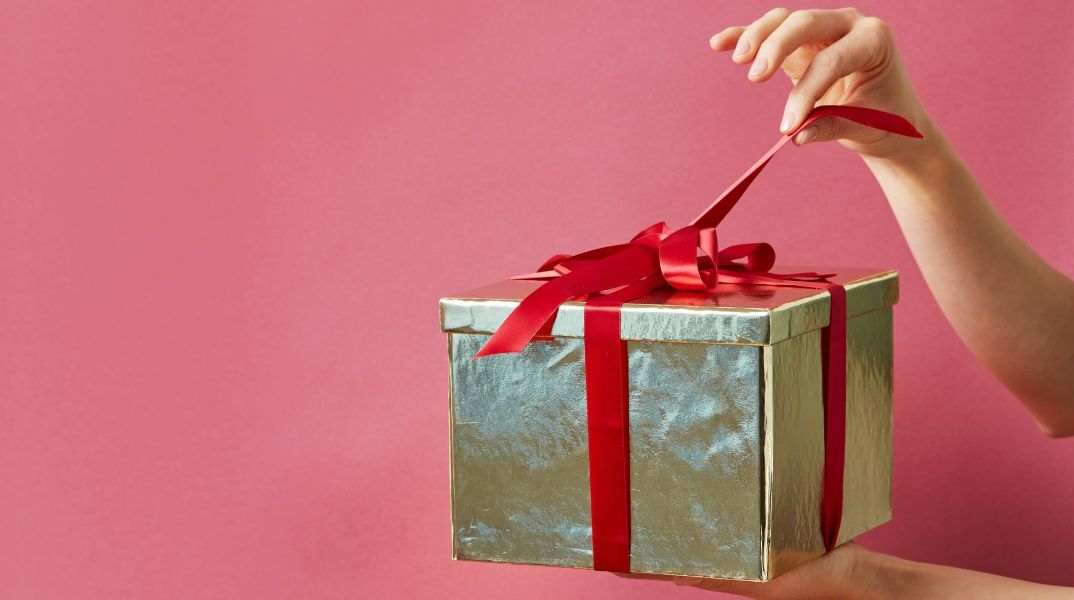 ΜΗΝ ΞΕΧΑΣΕΙΣ ΝΑ ΕΥΧΗΘΕΙΣ: ΠΟΙΟΙ ΓΙΟΡΤΑΖΟΥΝ ΣΗΜΕΡΑ