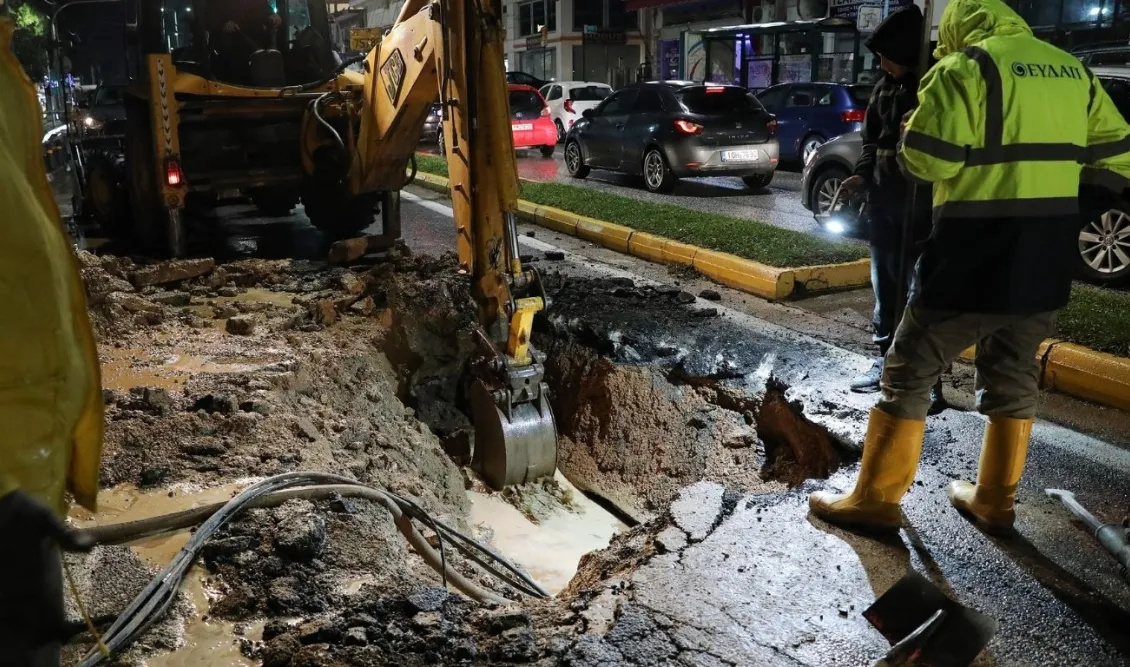 Έσπασε κεντρικός αγωγός της ΕΥΔΑΠ και “βυθίστηκε” ο δρόμος – Πού έχει διακοπεί η κυκλοφορία των οχημάτων