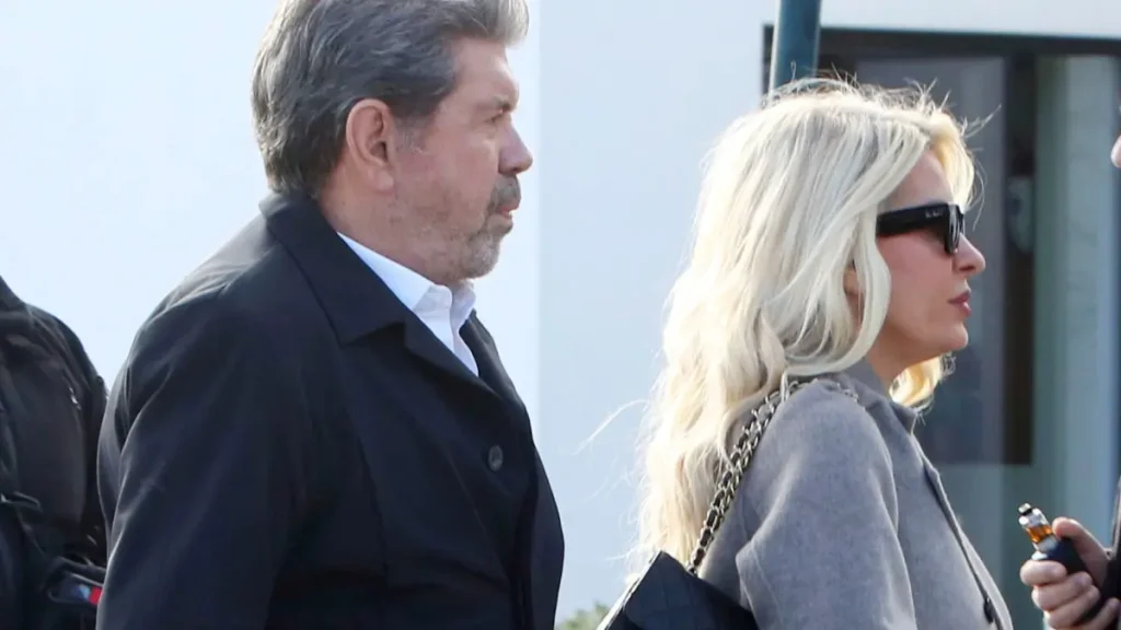 Κηδεία Παπαδάκη: Συντετριμμένη η Ελένη Μενεγάκη – Κατέφτασε μαζί με τον Γιάννη Λάτσιο