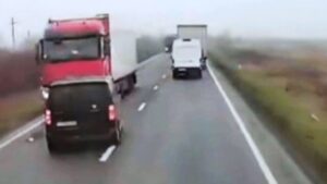 ΤΟ ΣΥΝΘΗΜΑ: ΓΙΑΤΙ Ο ΟΔΗΓΟΣ ΤΟΥ ΜΙΝΙ ΒΑΝ ΕΣΤΡΙΨΕ ΑΡΙΣΤΕΡΑ ΠΡΙΝ ΤΗΝ ΣΥΓΚΡΟΥΣΗ