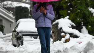 Καιρός: «Πολική φωτοβολίδα» φέρνει χιόνια ακόμη και στην Αττική