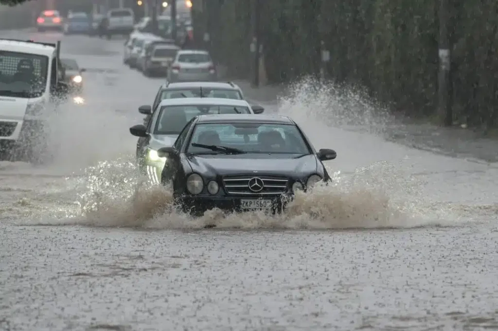 ΕΚΤΑΚΤΟ: Η ΠΕΡΙΟΧΗ ΤΗΣ ΑΤΤΙΚΗΣ ΜΕ ΤΙΣ ΜΕΓΑΛΥΤΕΡΕΣ ΚΑΤΑΣΤΡΟΦΕΣ – ΤΡΕΧΟΥΝ ΟΙ ΚΑΤΟΙΚΟΙ ΝΑ…