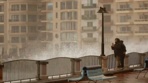 Μεγάλα κύματα παρέσυραν και έπνιξαν 13χρονη – Αγνάντευε τη θάλασσα με την οικογένειά της σε πεζόδρομο