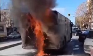 ΕΚΤΑΚΤΟ – ΜΑΝΑ ΜΟΥ ΕΛΛΑΣ: ΦΩΤΙΑ ΣΕ ΛΕΩΦΟΡΕΙΟ – ΠΡΟΣΟΧΗ ΣΚΛΗΡΕΣ ΕΙΚΟΝΕΣ