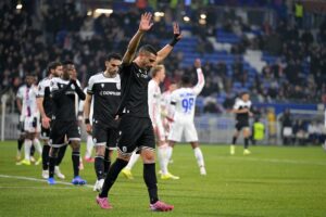 Ο ΠΑΟΚ πέτυχε γκολ στη Γαλλία και οι παίκτες του δεν πανηγύρισαν – Το αφιέρωσαν στους 7 αδικοχαμένους οπαδούς