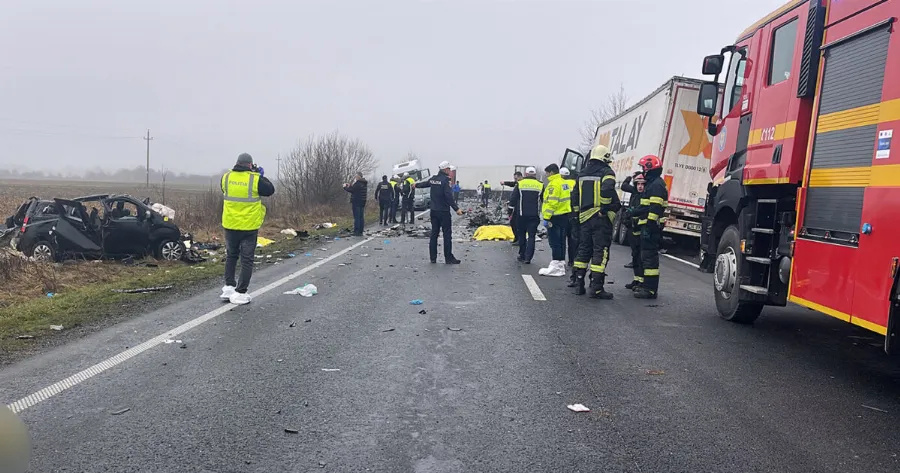 Ούτε το τιμόνι ούτε το αλκοόλ: Αυτός είναι ο λόγος που το βαν “καρφώθηκε” στην νταλίκα
