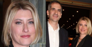 Μπλε μακρύ παλτό, έμοιαζε με την Πριγκίπισσα Βεατρίκη: Η Σία Κοσιώνη εμφανίστηκε έτσι και όλοι κοιτούσαν το στυλ της