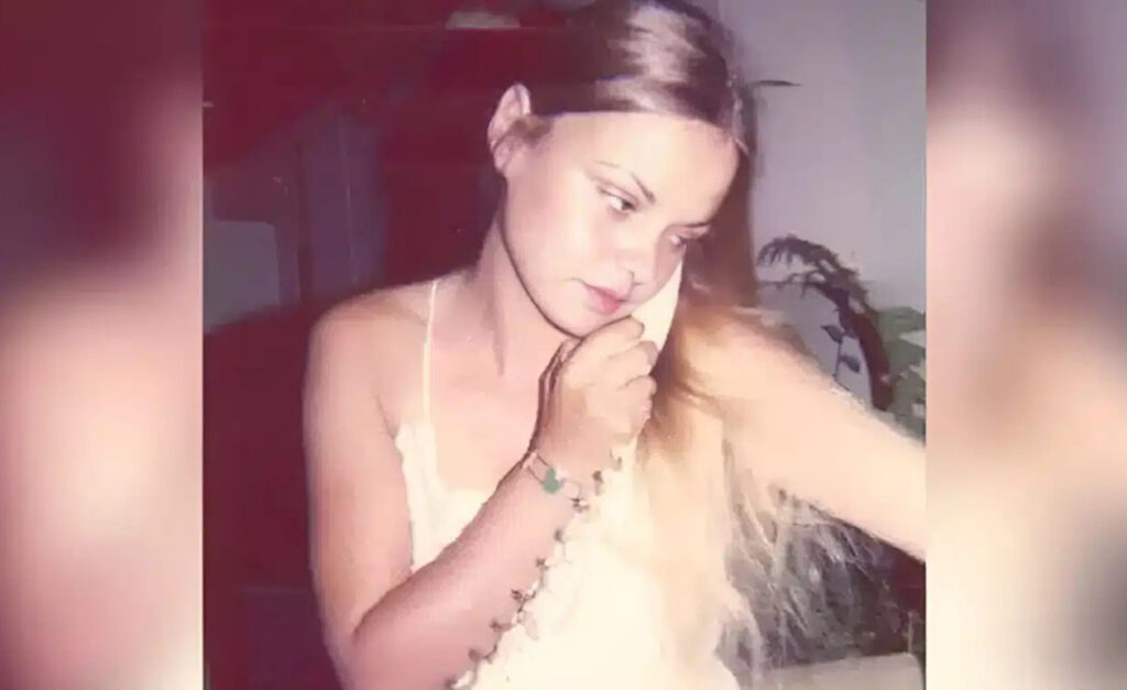 Πήγε για τσιγάρα και βρέθηκε νεκρή σε έναν σκαραβαίο – 50 χρόνια μετά ο γιος της μαθαίνει την αλήθεια